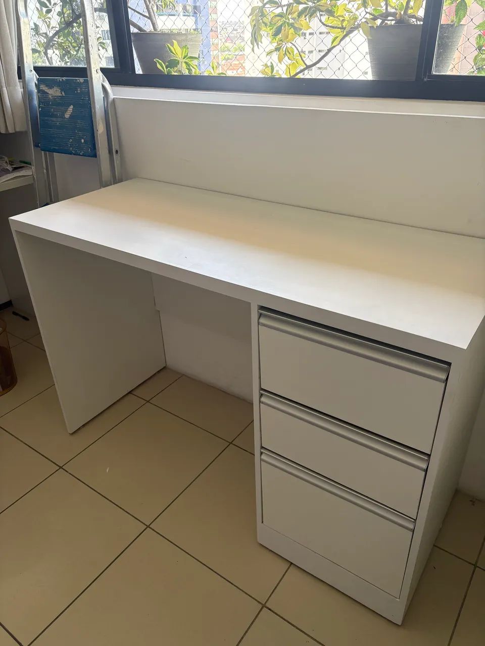 Escrivaninha nova com gavetas - Foto 3