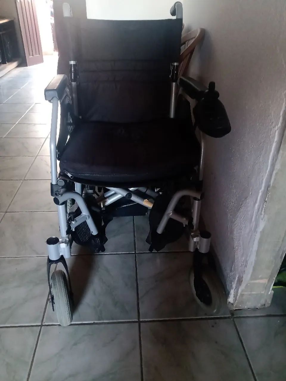 Cadera de roda motorizada seminova - Foto 2