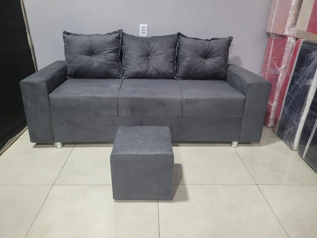Sofá 3 lugares com puff e entrega grátis 