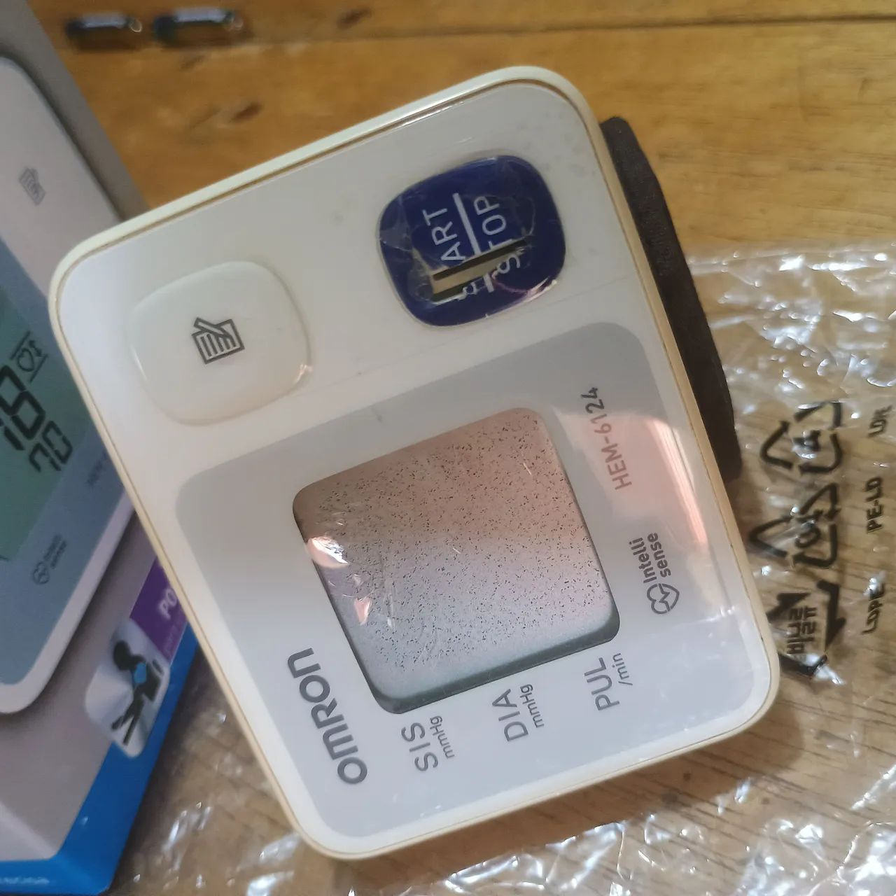 2 monitores de pressão Omron e G-tech. - Foto 3