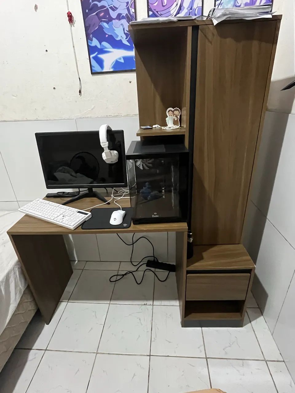 Escrivaninha com armário 