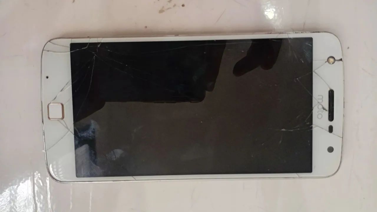 Celular moto Z play para retirada de peças. 