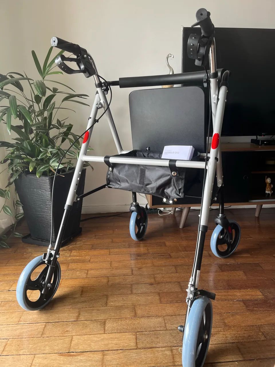 Andador com assento semi novo 