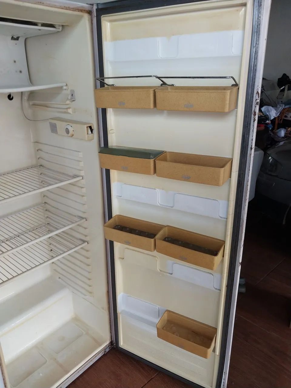 Vende se está geladeira , gelando apenas $ 250  zap *  - Foto 2