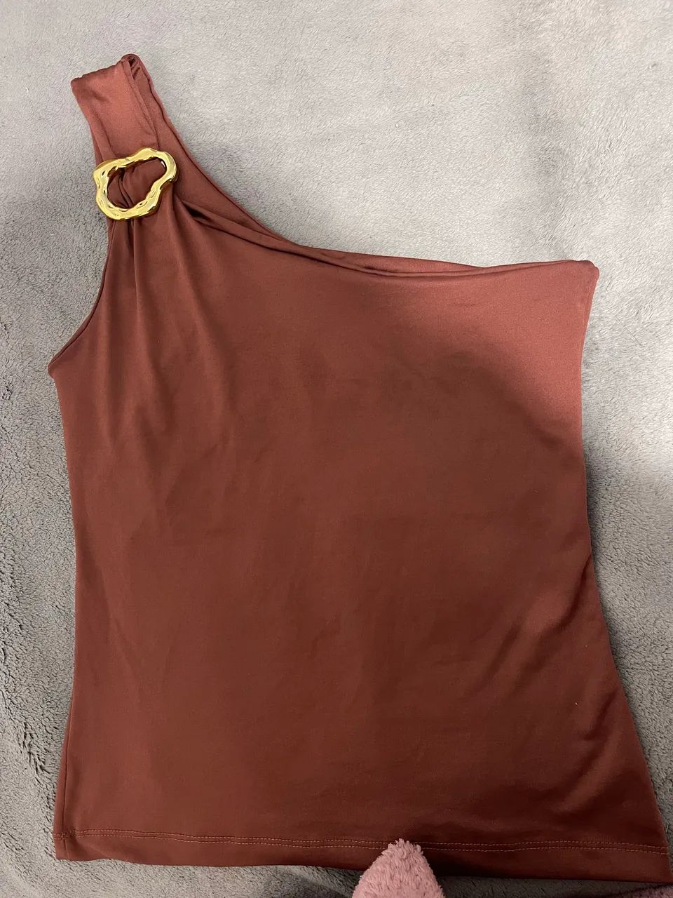 Blusa marrom com fivela dourada