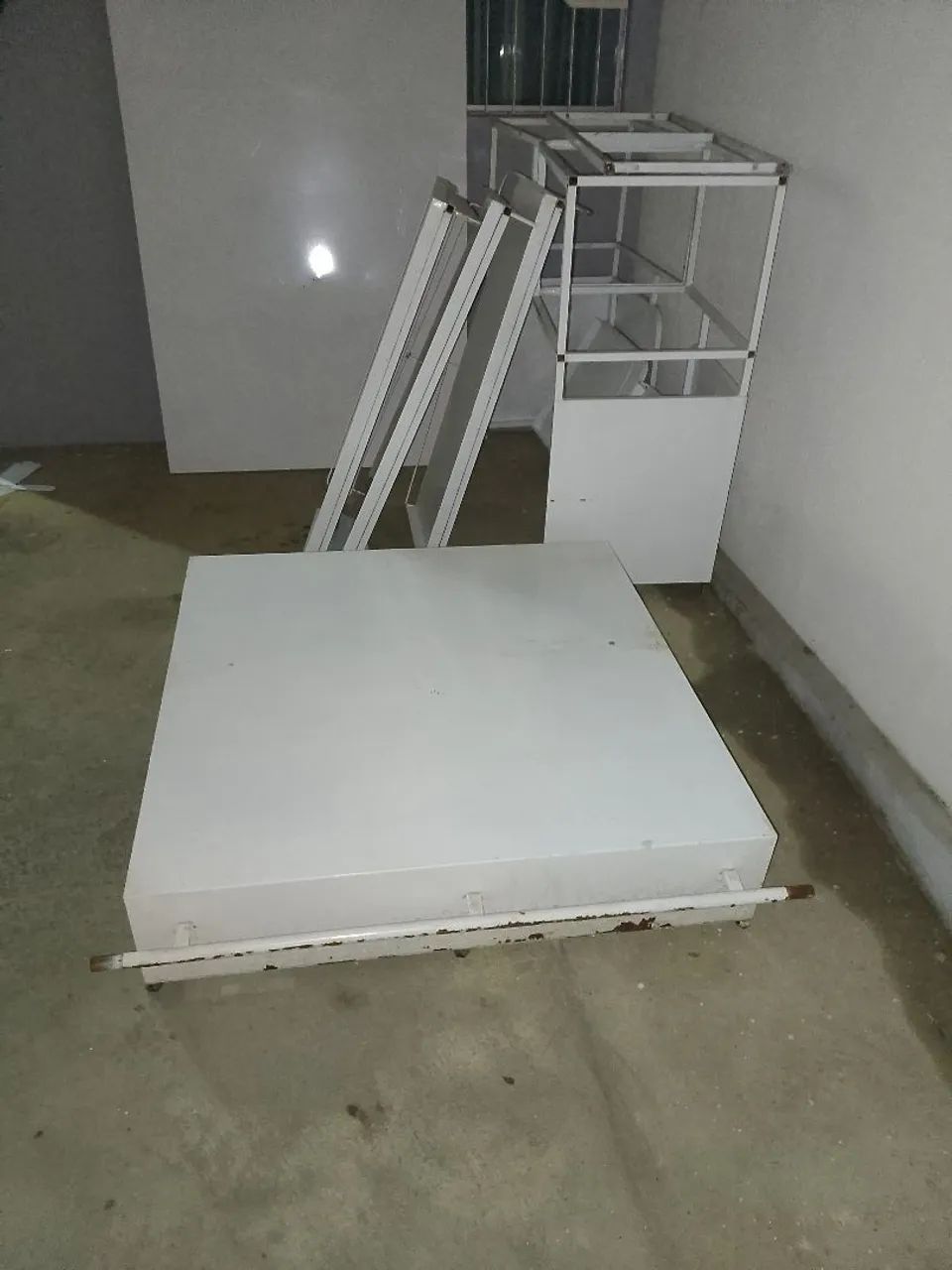 Espositor com prateleiras e estrutura para fazer um balcão ? - Foto 2
