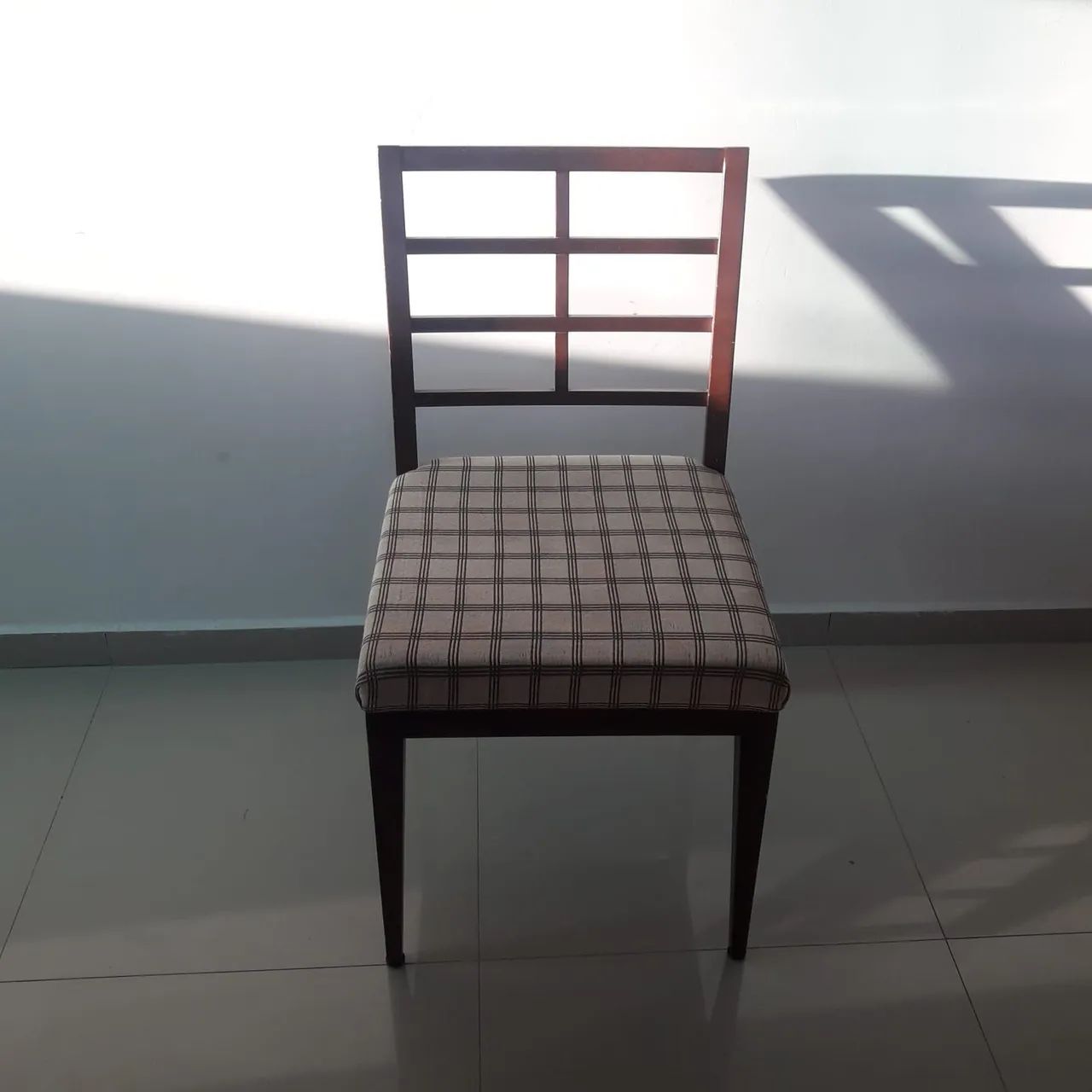 Mesa de jantar em alumínio e tampo de vidro com 4 cadeiras - Foto 3