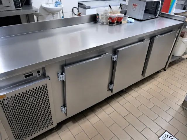 Balcão Refrigerado de Encosto de 3 portas