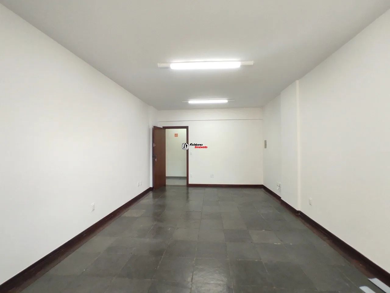 Sala em prédio com portaria e elevador . - Foto 5