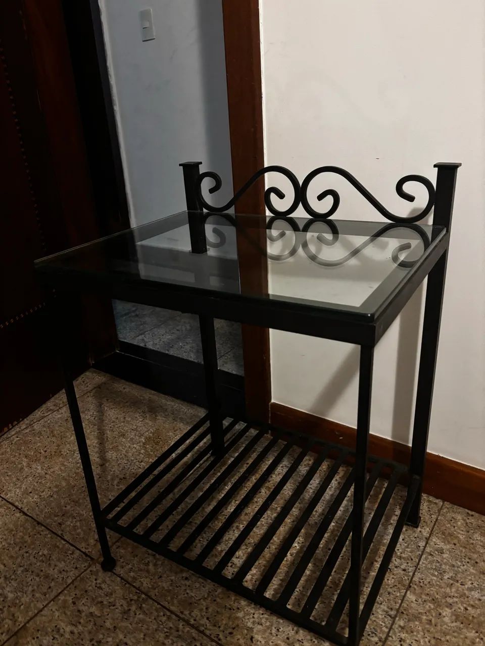 Mesa lateral / criado-mudo vintage em ferro e vidro