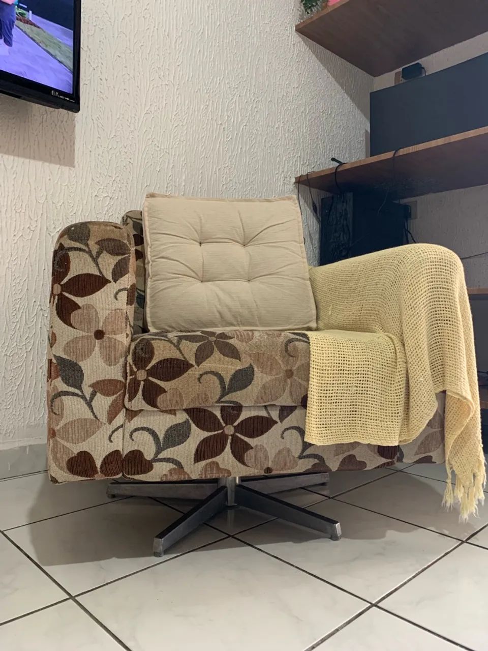 Poltrona Decorativa Giratória Usada - Bom Custo-Benefício - Foto 2