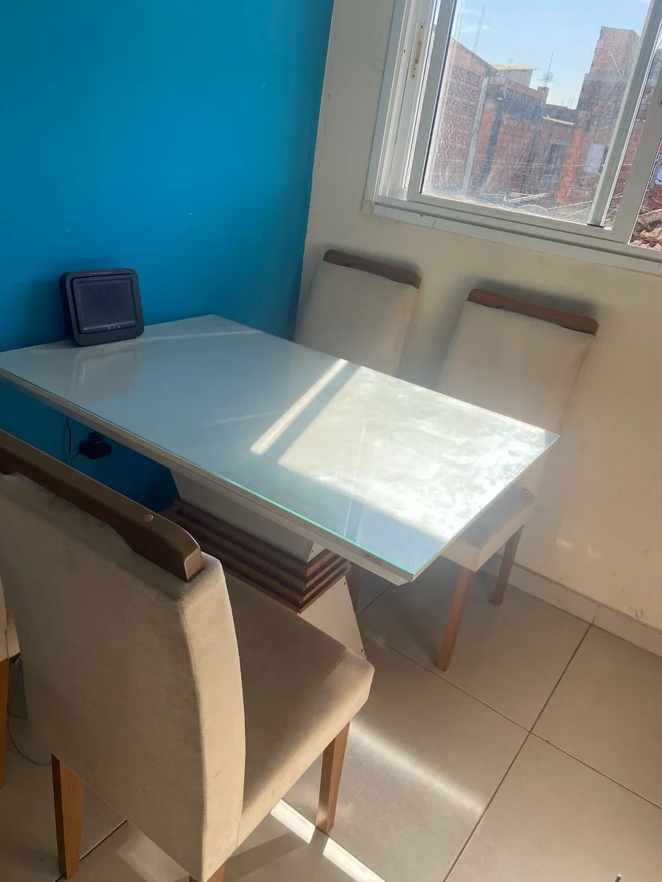 Mesa de vidro com 4 cadeiras 