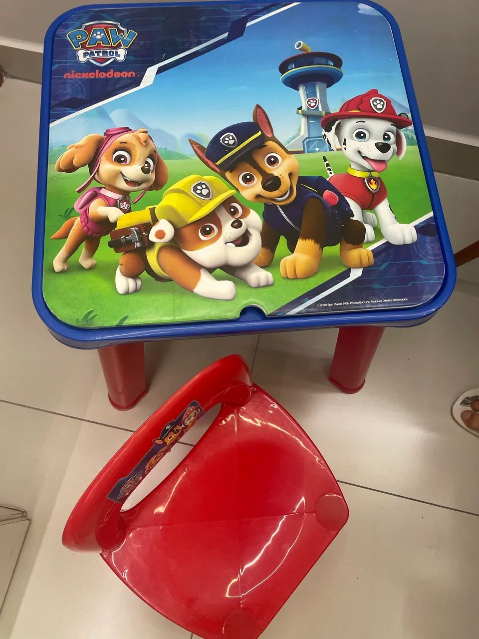 Cadeira e mesa infantil