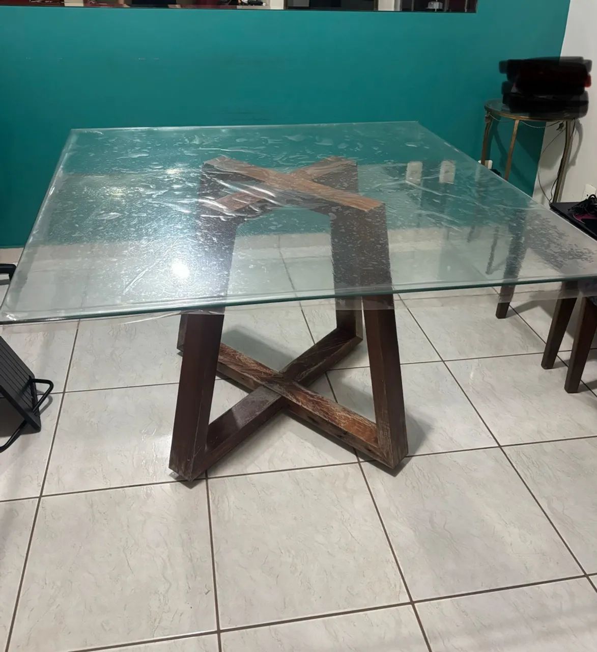 Mesa de jantar com tampo de vidro e base de madeira - Foto 2