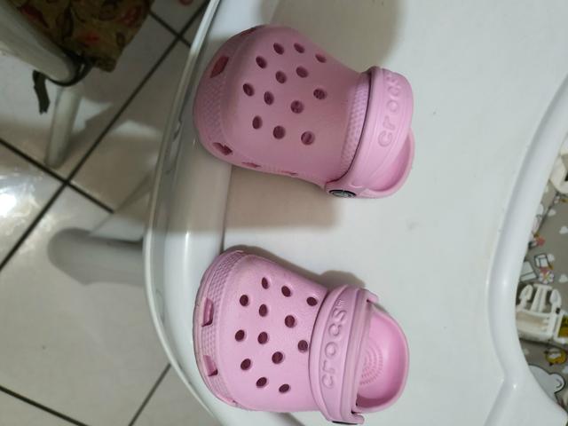 Vendo sandália CROCS Tamanho 18 - Foto 4
