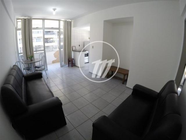 Apartamento aconchegante com 66 m², quarto e sala, 01 vaga na Ponta Verde. REF: A1086
