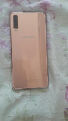 Vendo samsung a7 2018 64gb 4 de ram carregador aceito trocas - Foto 2