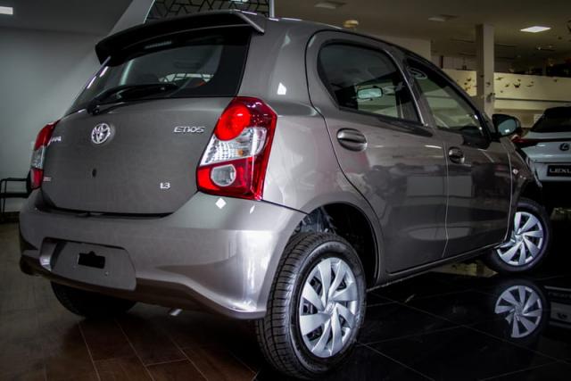 TOYOTA ETIOS HATCH X 13L AT 19/20 - Foto 4