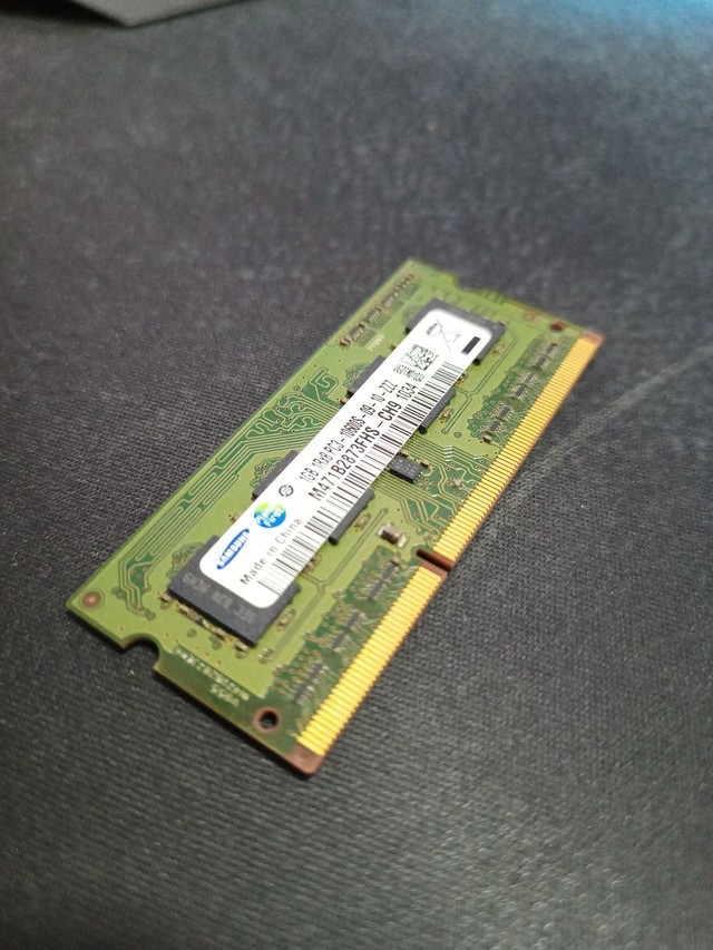 Memória Samsung de notebook 1gb DDR3 pc3- *mhz M471b2874dz1-cf8