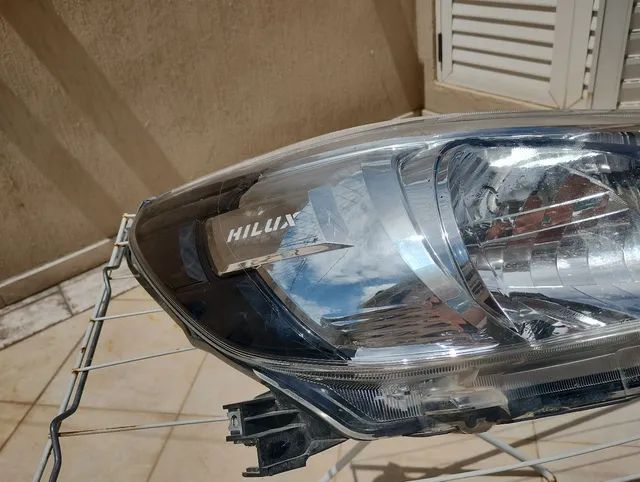 Farol direito da Hilux a recuperar - Foto 2