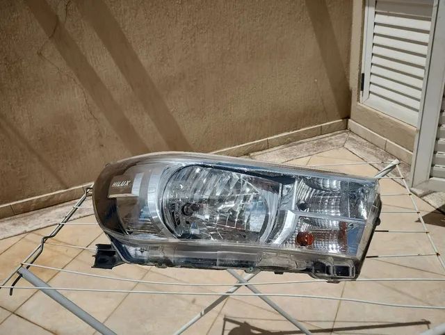 Farol direito da Hilux a recuperar - Foto 3