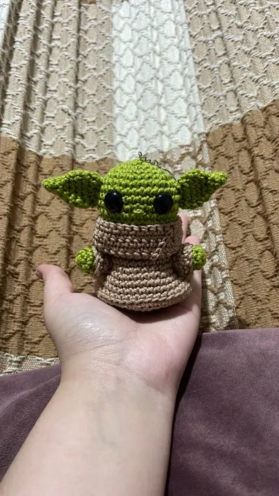 Chaveiro baby yoda crochê