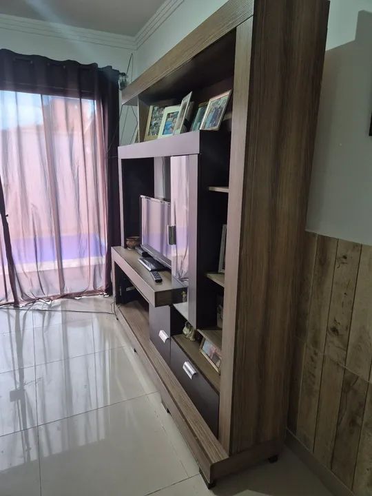 Rack para TV com prateleiras e nichos