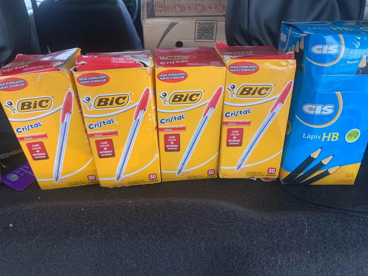 Caixas de caneta Bic Cristal vermelha e 1 caixa de lápis fechado