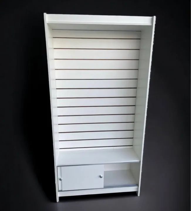 ESTANTE CANALETADA COM PORTA INFERIOR 