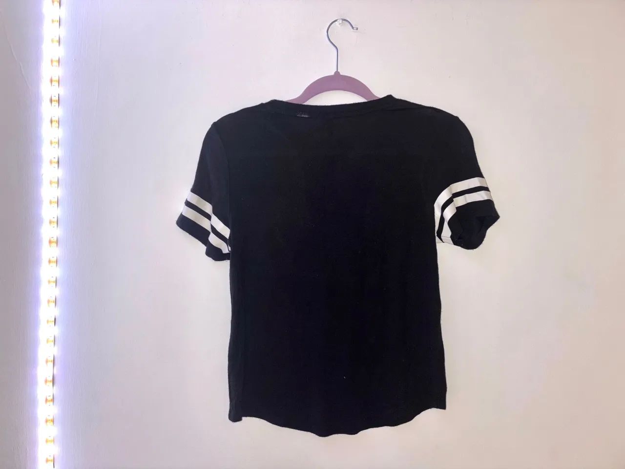 Camiseta preta com listras brancas - H&M - Foto 6