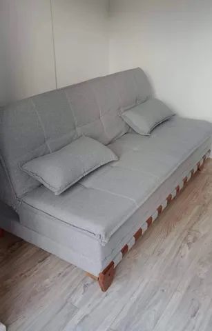 Sofa cama linho cinza / pes de madeira