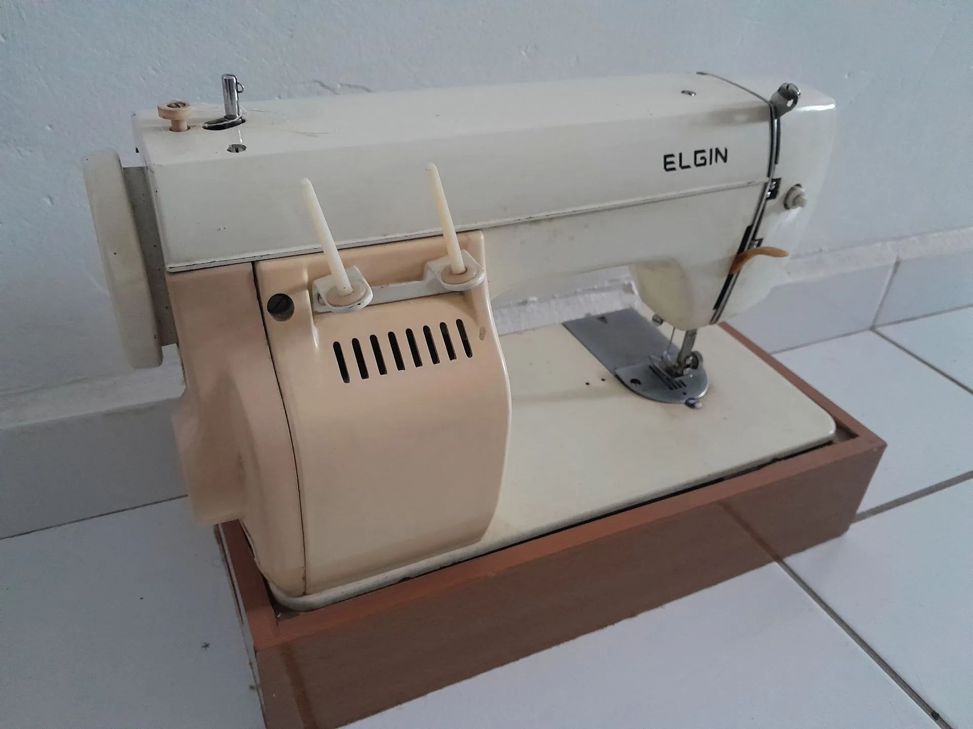Máquina de Costura Zig Zag Antiga Elgin funcionando - Foto 2