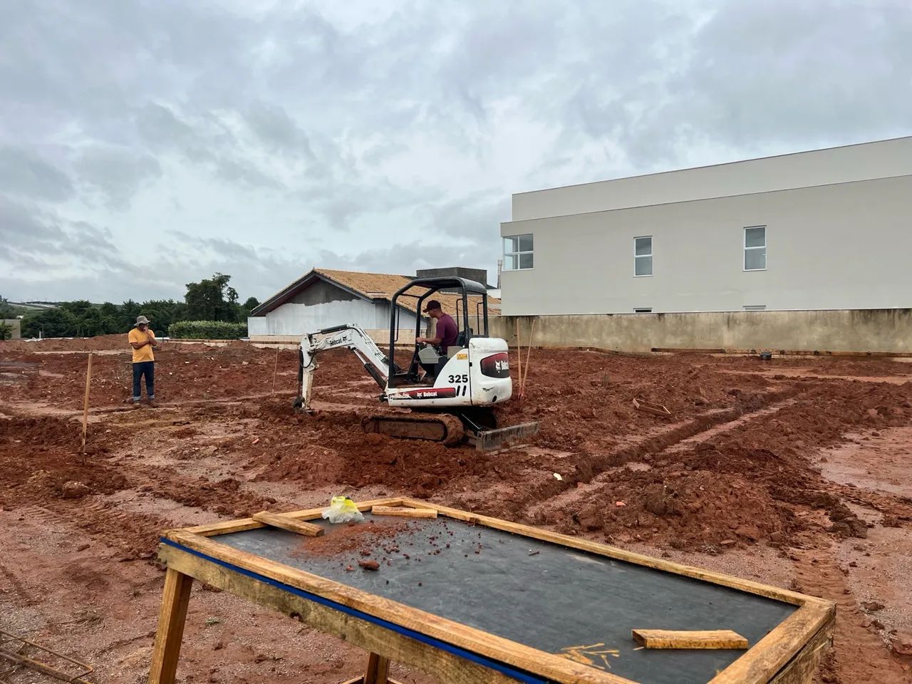 Mini escavadeira Bob 325 - potência e agilidade para o seu trabalho! - Foto 2