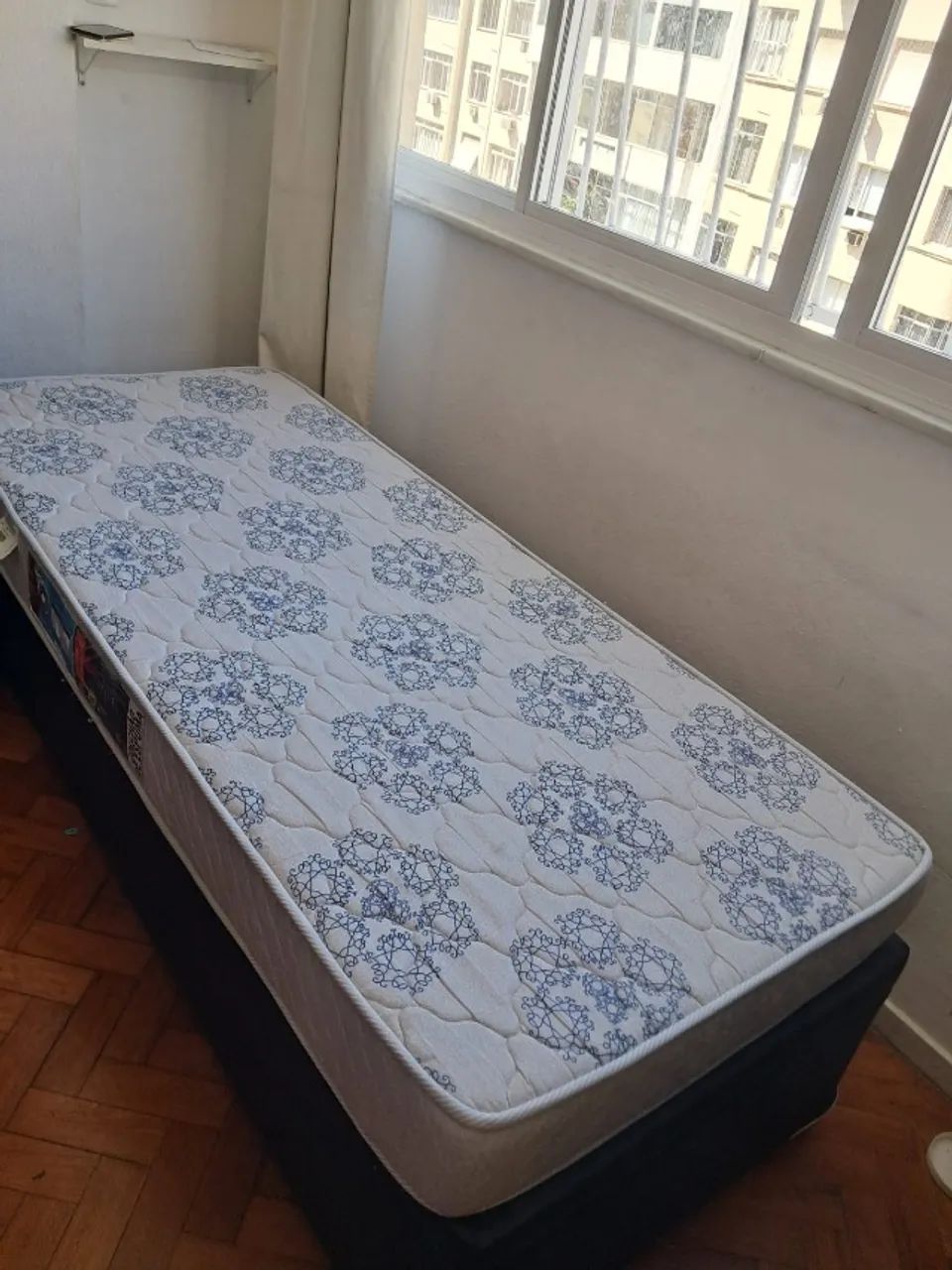 Ótima cama box, baú de solteiro com colchão excelente marca Castor!