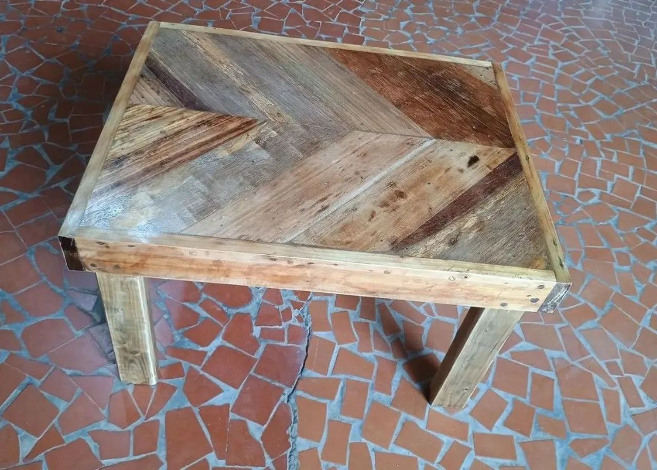 Mesa de madeira rústica, conjunto de cadeiras para 4 pessoas e mesa de centro de brinde.  - Foto 2