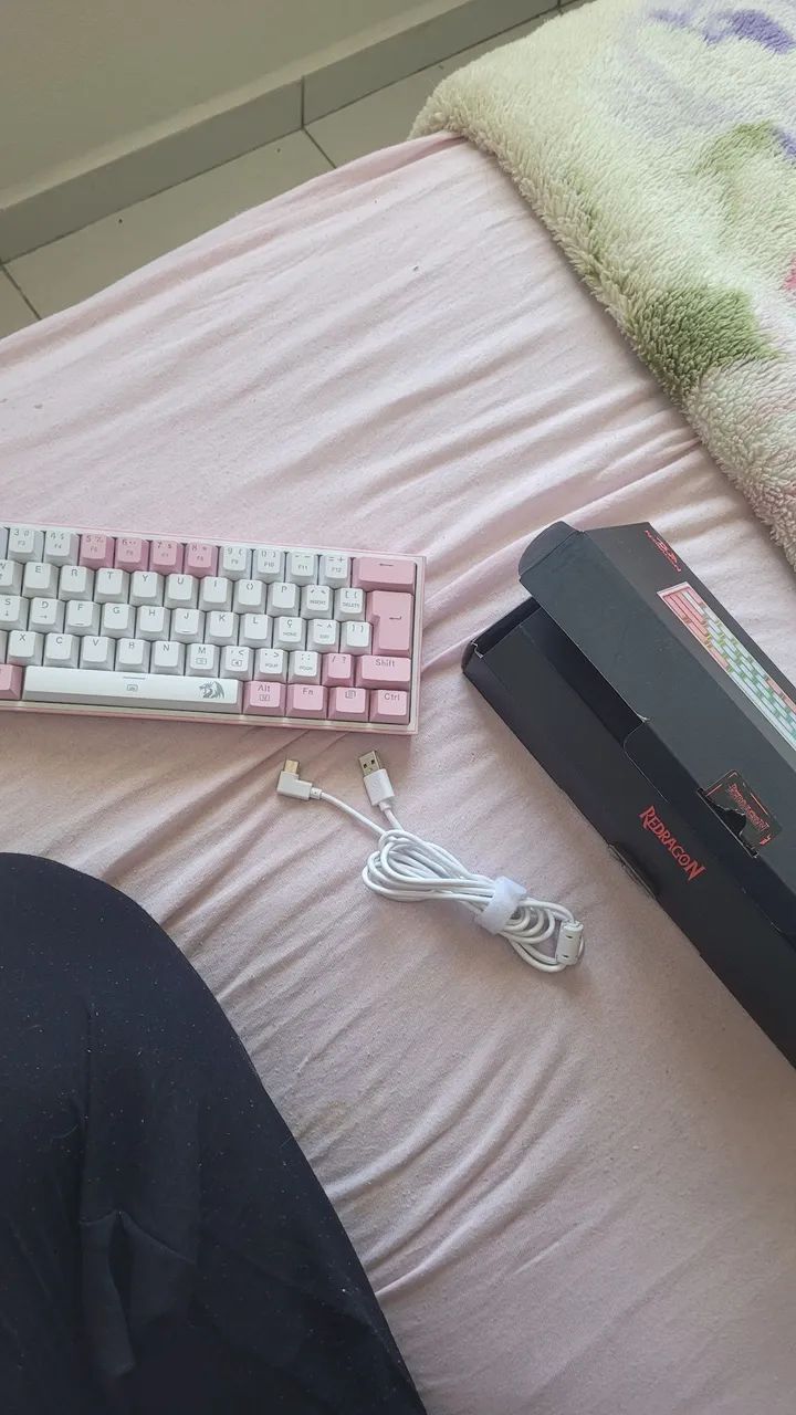 Teclado mecânico gamer branco e rosa - Foto 4