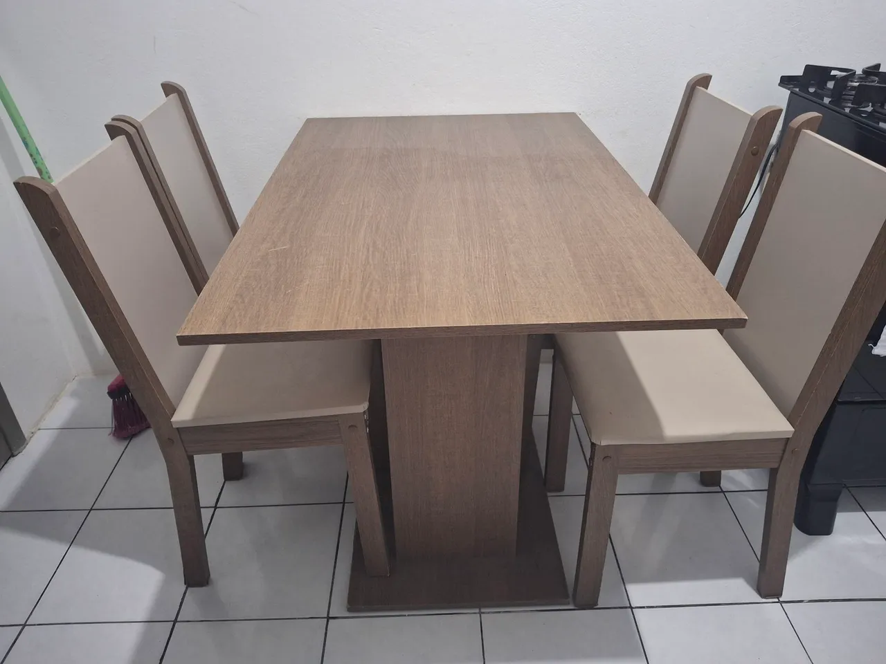 Mesa e cadeiras em bom estado