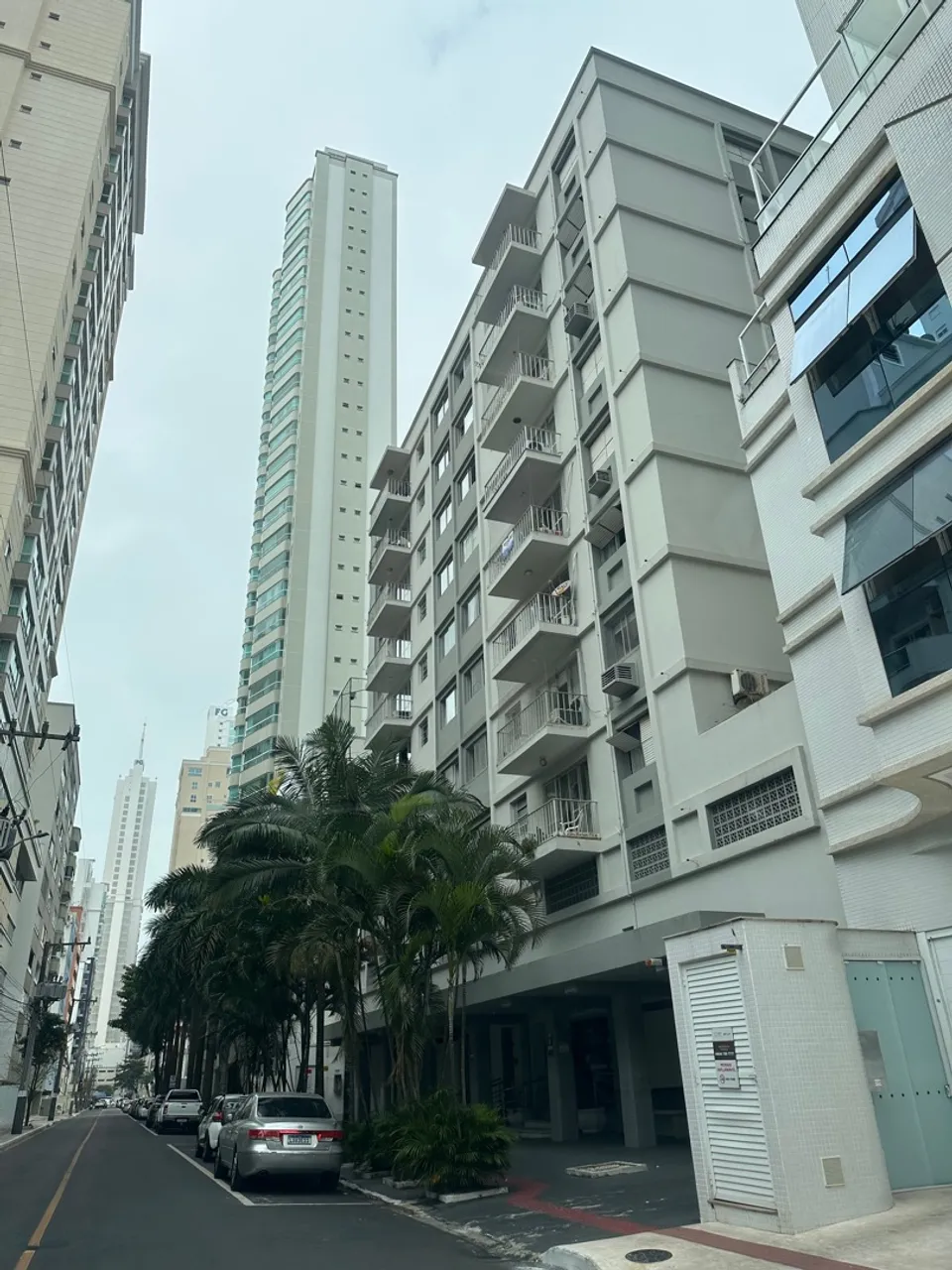 LOCAÇÃO ANUAL apartamento no centro de balneário (direto com proprietário)