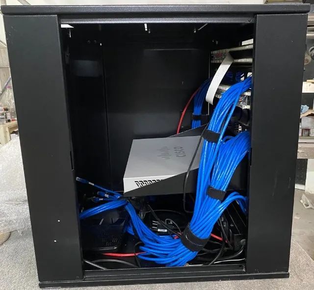 Imperdivel Switch cisco 28 pp 300 com gabinete - Foto 2