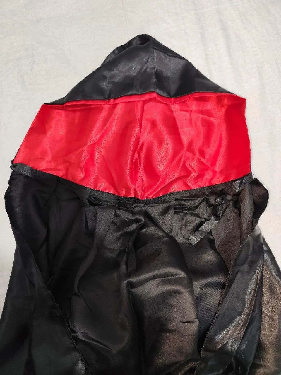 Capa preta com capuz vermelho - Foto 5