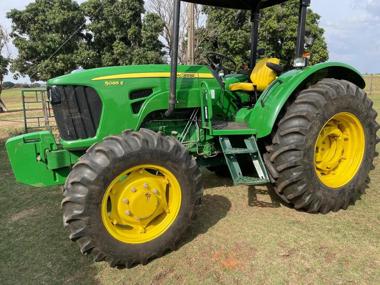 Trator John Deere 5085E