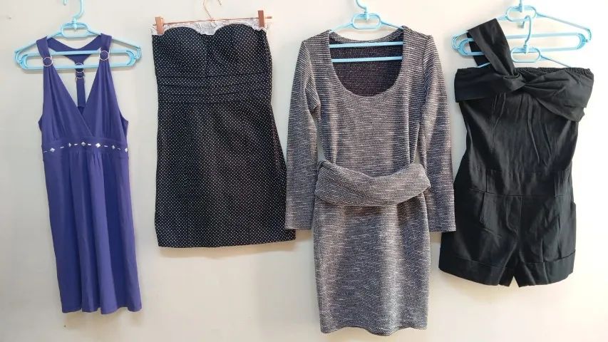 LOTE COM 4 VESTIDOS/MACACÃO P