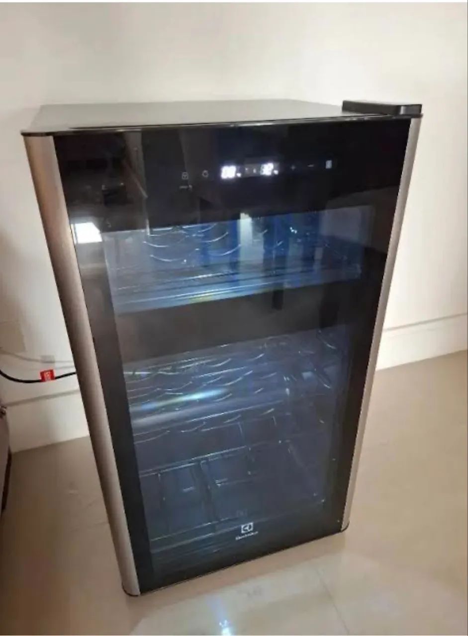 O produto na imagem é a Adega de Vinho Climatizada Electrolux 34 Garrafas 