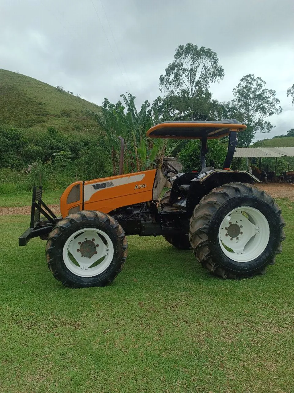 Trator Valtra A750 ano 2012