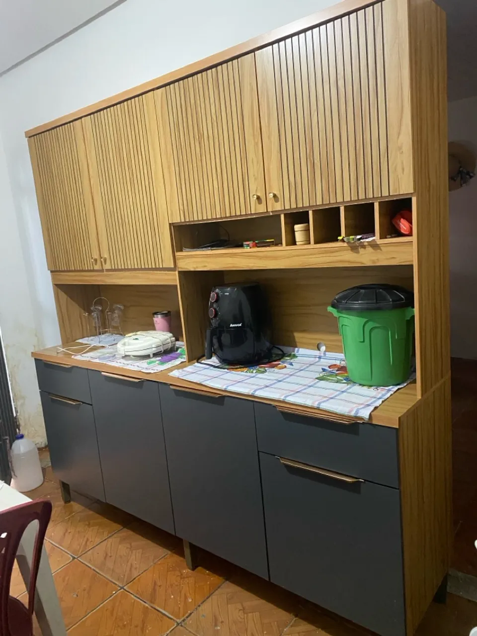 Armário de cozinha com design moderno e funcional
