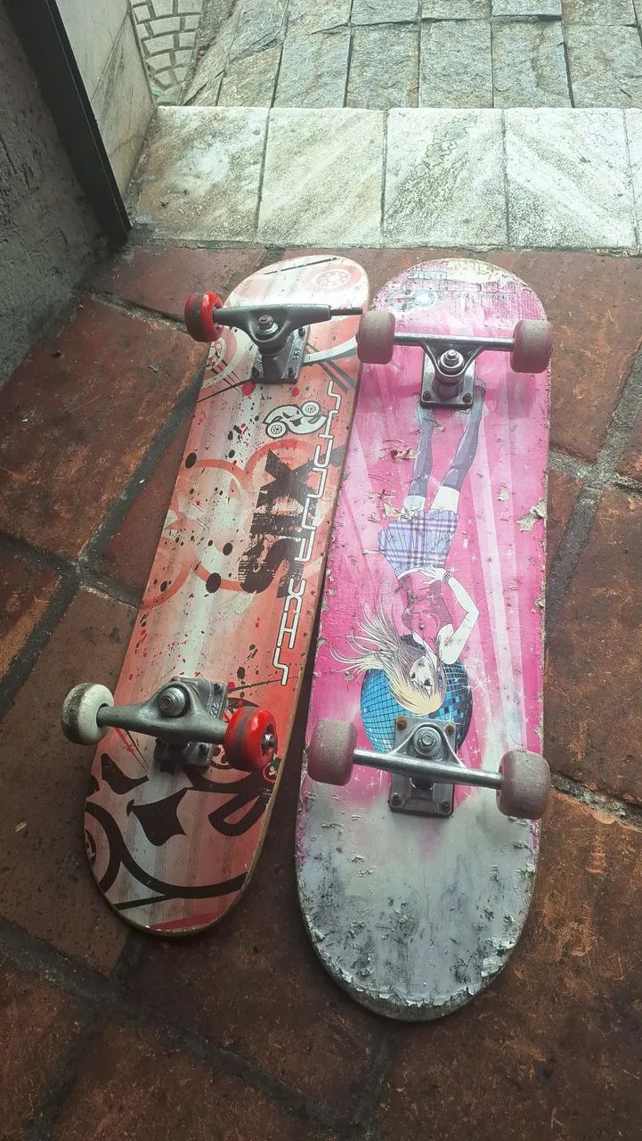 2 Skateboards usados e um capacete 