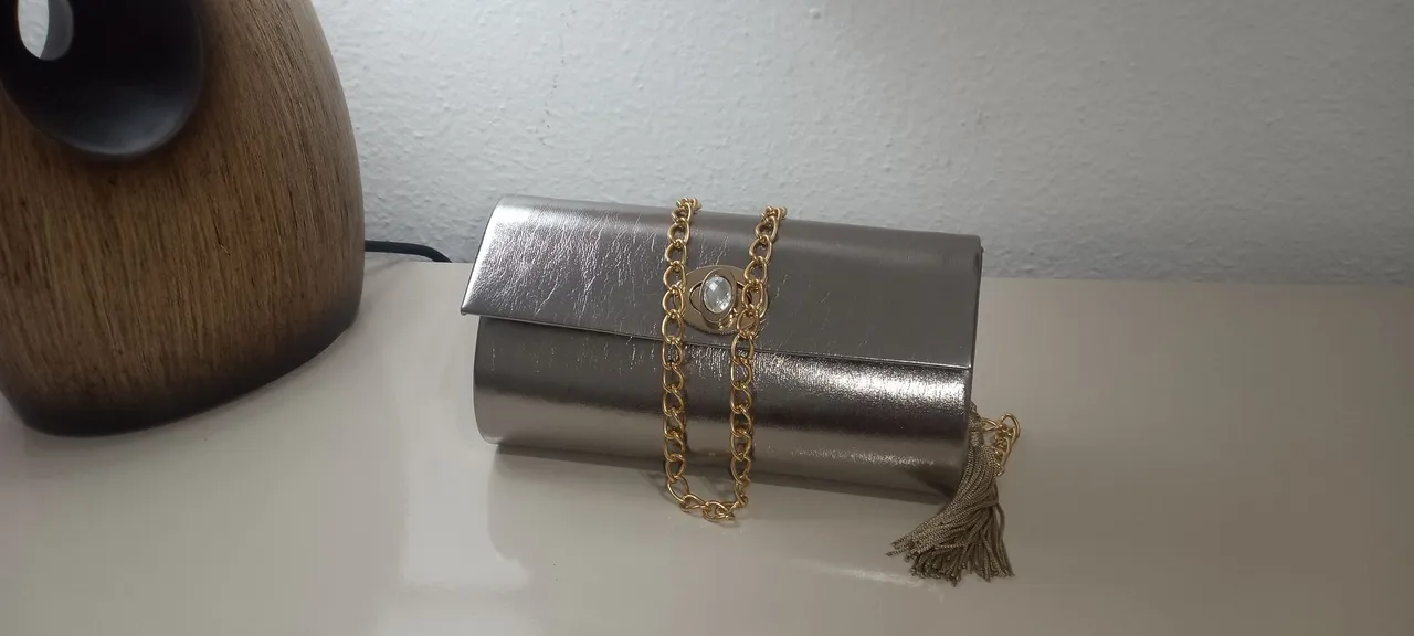 Bolsa de festa prata velha com corrente dourada