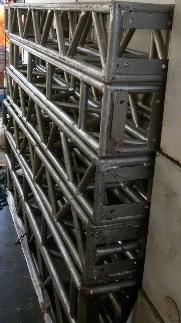Vendo torres box truss Q25 de AÇO de 2m Cada.
