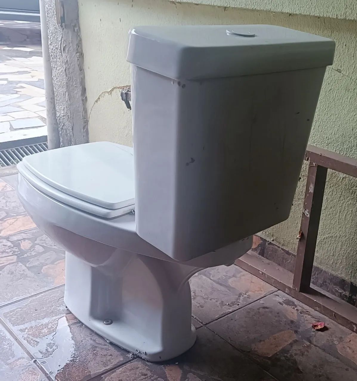 Vaso Sanitário Branco com caixa aclopada em Ótimo Estado - Foto 3