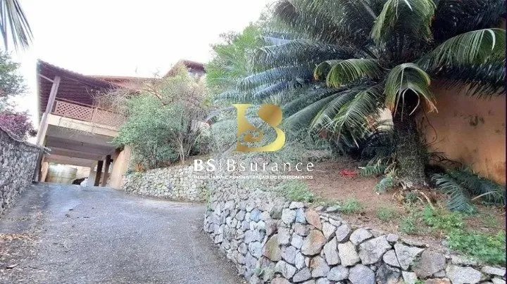 BS IMOBILIÁRIA VENDE casa 3 quartos (1 suíte) em Itaipu, com quintal arborizado e churrasq